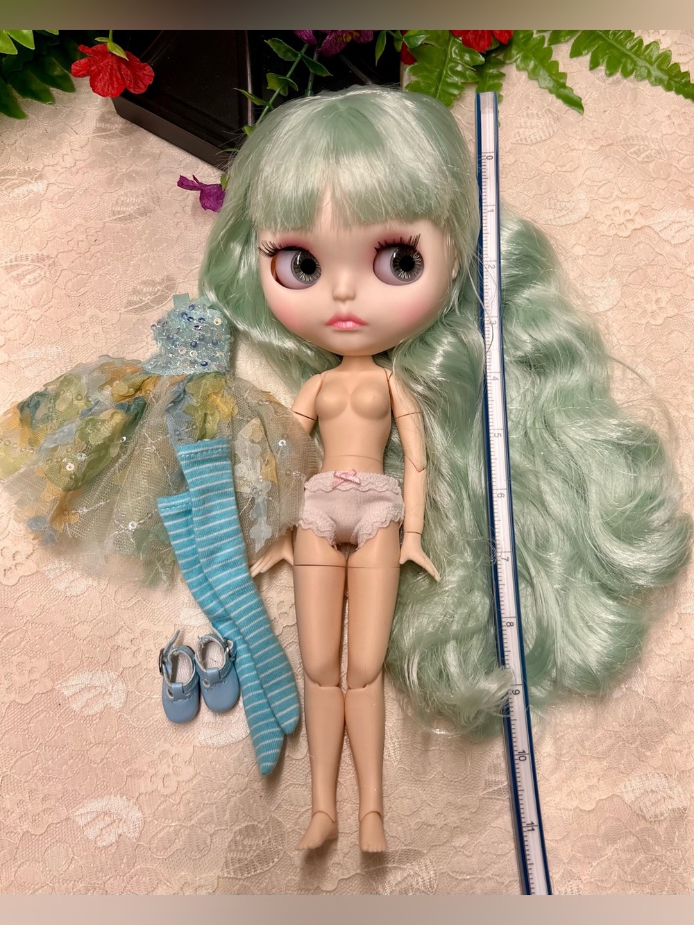 Customized Blythe Doll, Lime Green Hair, 12”, 30 cm, 1/6 scale, and Accessories - Picture 15 of 16